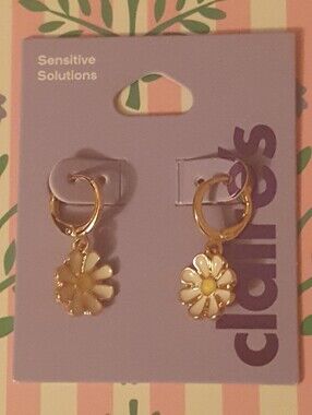 Claire's Gold Tone White and Yellow Daisy Hoop Earrings
